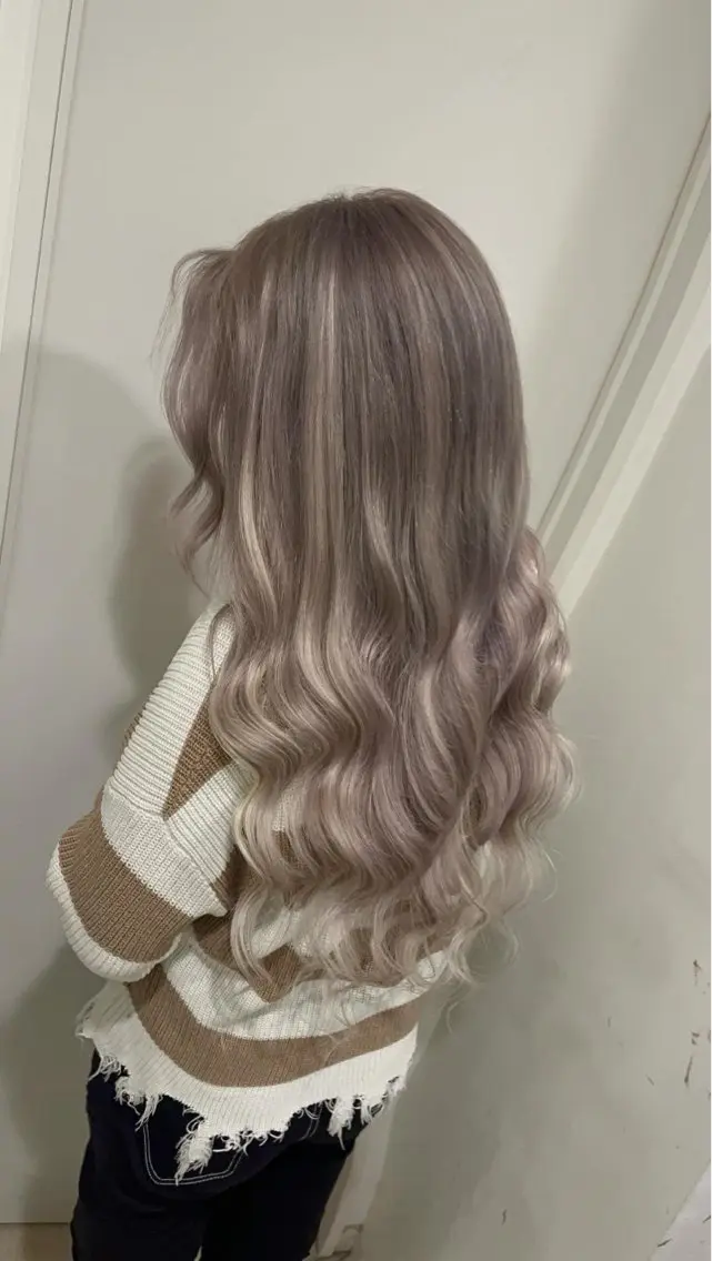 セミロング カラー ヘアアレンジ 🔥ハイトーンカラー ギャルNAOKI🔥のヘアスタイル