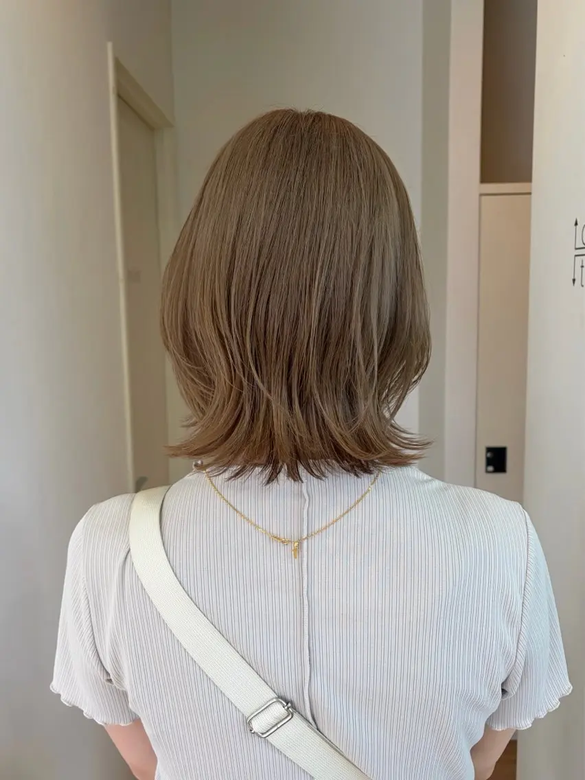 ミディアム カラー ベージュカラー ブリーチ ミルクティーベージュ カット ヘアカラー トリートメント 富永 美玖のヘアスタイル
