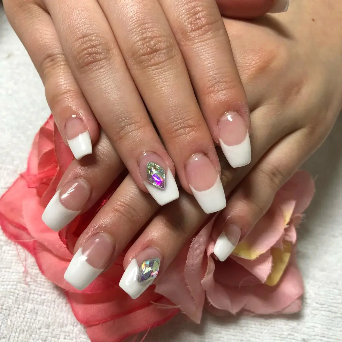 ミディアム ネイル フレンチネイル ストーンネイル ハンドネイル 《LB》ラブリエ Nail&eyeのマツエク・マツパデザイン