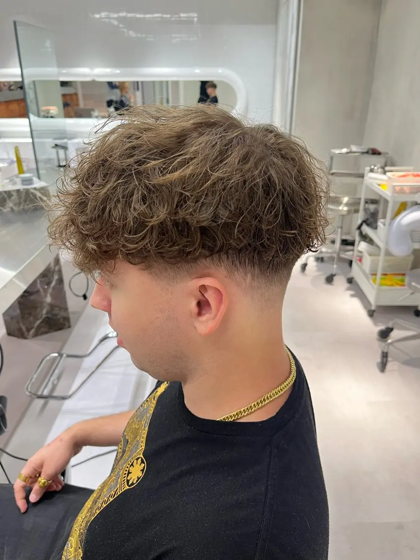 ショート パーマ メンズ ⚡メンズパーマフ ェードカットTomyのヘアスタイル