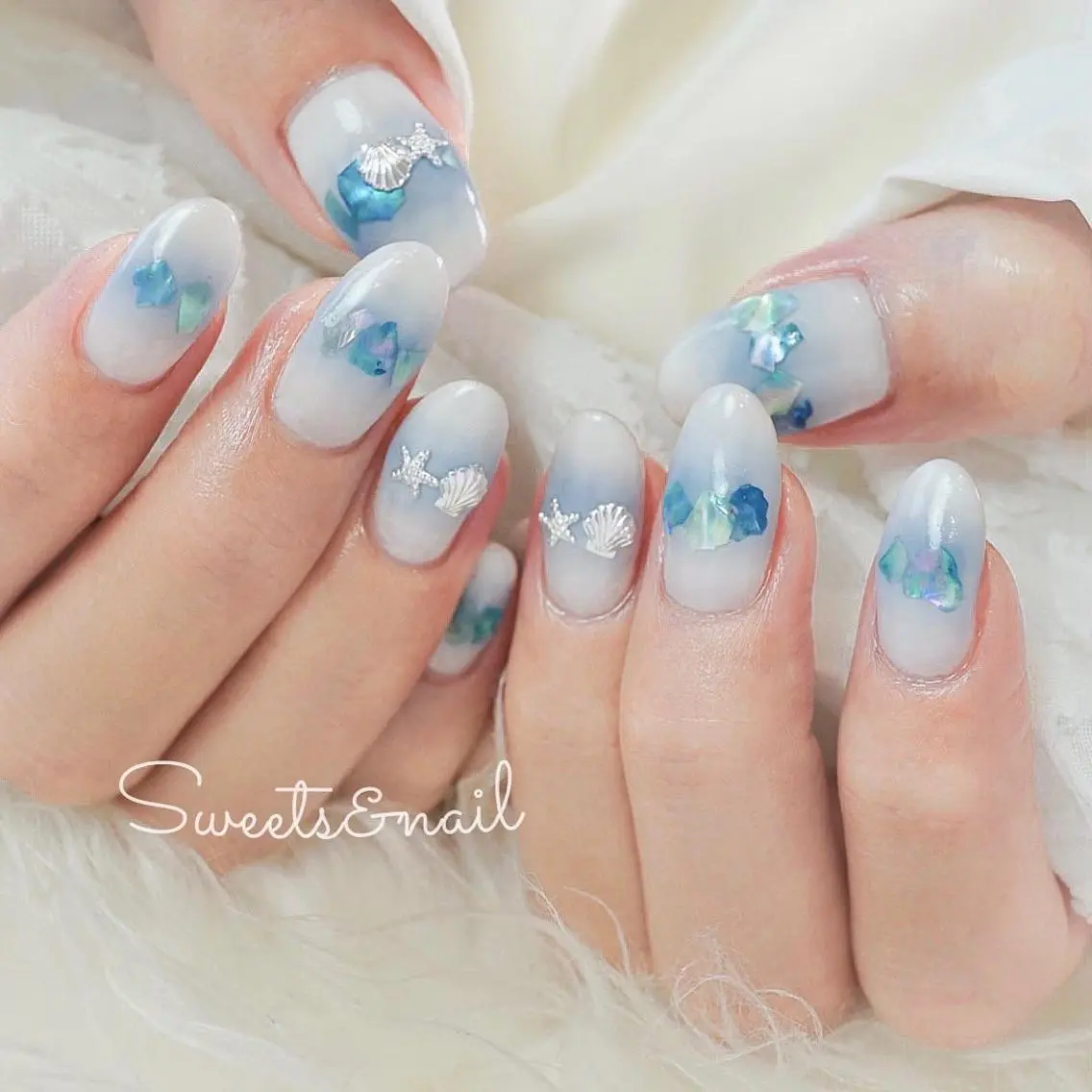 ネイル ブルー チークネイル キラキラネイル 水色 オフィスネイル Sweets& nail みなこのネイルデザイン
