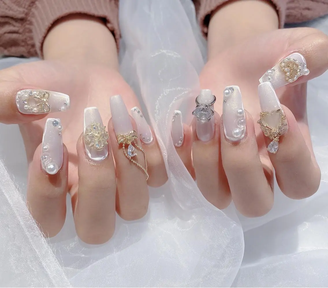 ネイル ジェルネイル ストーンネイル ホワイト Babarla Nailのネイルデザイン