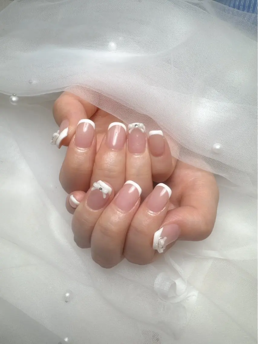 ネイル フットネイル フレンチネイル ガラスフレンチ キラキラネイル 韓国ネイル ハンドネイル Queeens nailのネイルデザイン