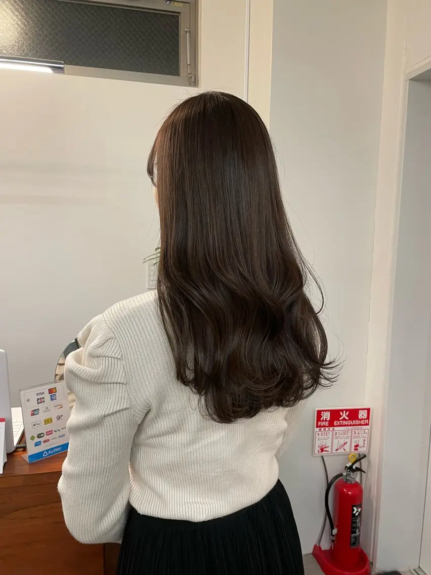 ロング ヘアカラー 顔まわりレイヤー 透明感カラー🩵🩵のヘアスタイル