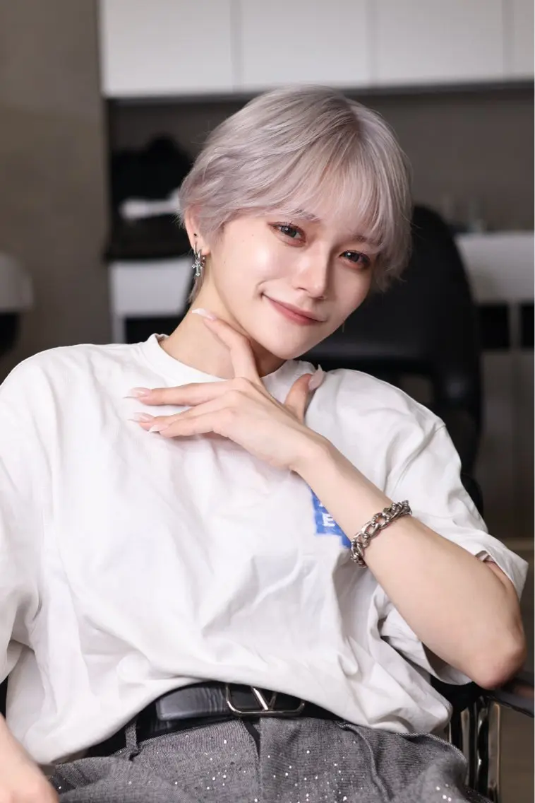 ショート ハイトーン デザインカラーのヘアスタイル