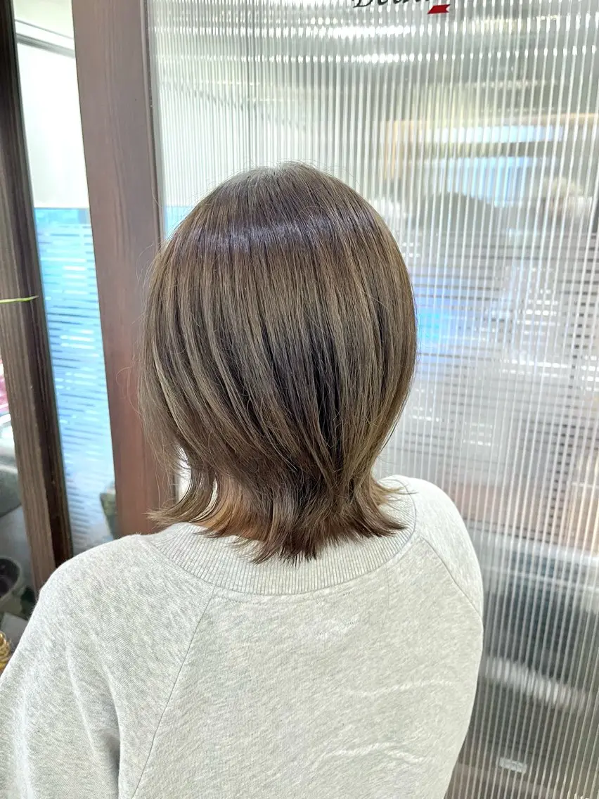 ミディアム カラー ベージュカラー くびれヘア カット ヘアカラー 常盤 保奈美のヘアスタイル
