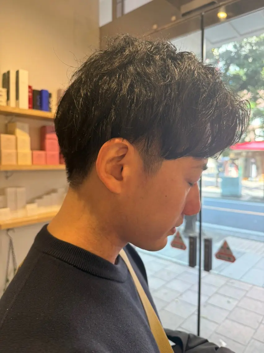 ショート メンズ センターパート ダウンパーマ フェザーパーマ メンズハイライト メンズ韓国風 藤崎百道メンズカット Zina/森井唯央のヘアスタイル