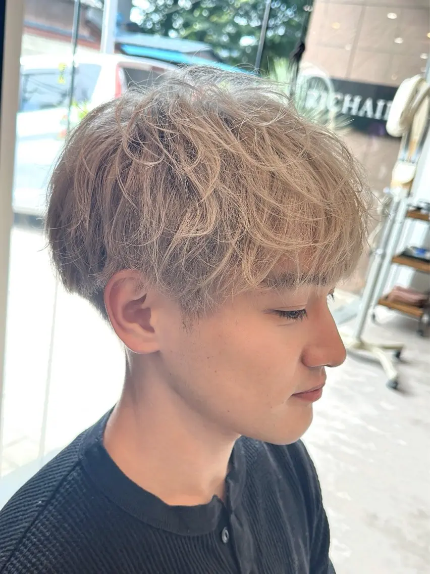 ショート カラー ベージュカラー ブリーチ ホワイトベージュ RICHAIR 長嶺旬佑のヘアスタイル