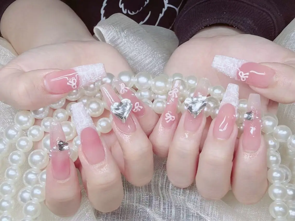ネイル オーロラネイル 長さ出し フレンチネイル ガーリー キラキラネイル RIn 🎀のネイルデザイン