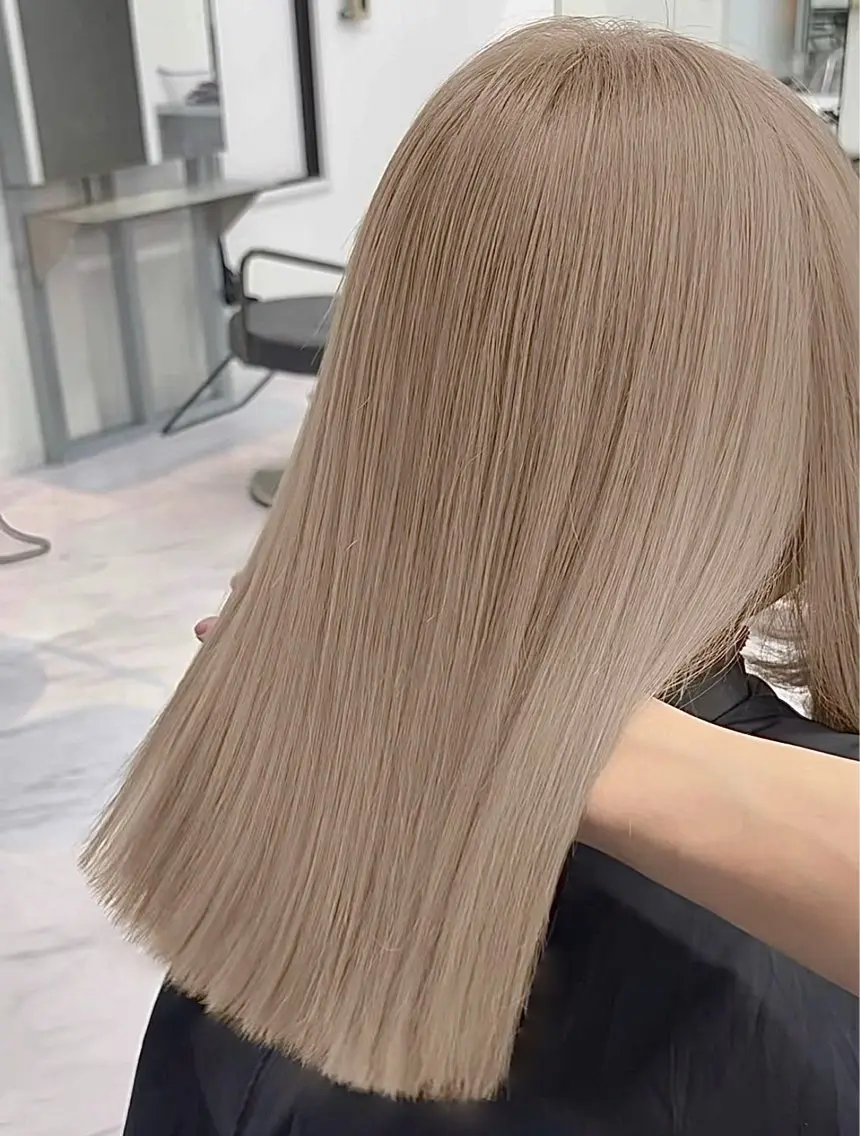ミディアム VEGA ヒカル 艶髪ハイトーン天神のヘアスタイル