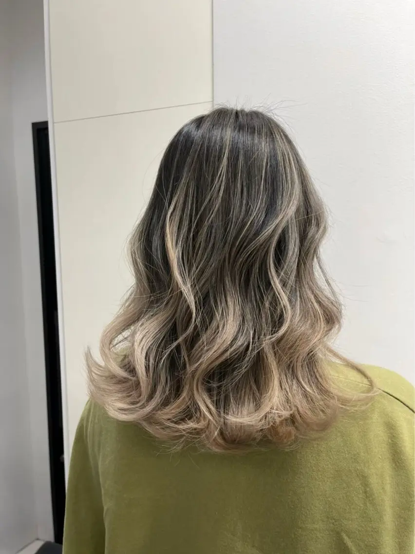 ロング カラー バレイヤージュ レイヤーカット ヘアカラー トリートメント ブリーチカラー 安田海音のヘアスタイル