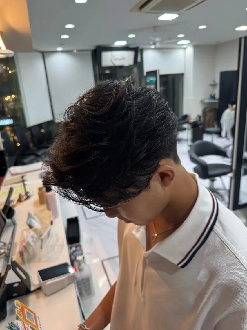 ショート パーマ ヘアアレンジ メンズ センターパート フェザーパーマ メンズパーマ メンズツイストパーマ ツイストスパイラルパーマ カット パーマ トリートメント 目黒 碧人のヘアスタイル
