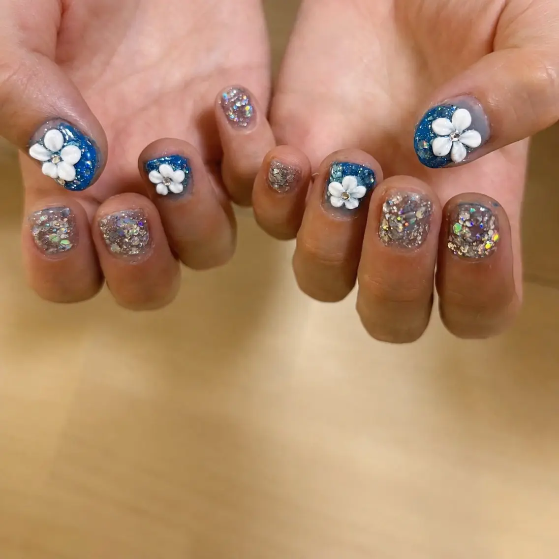 ネイル アートネイル ブルー フラワーネイル ホログラムネイル キラキラネイル Shibata Asamiのネイルデザイン