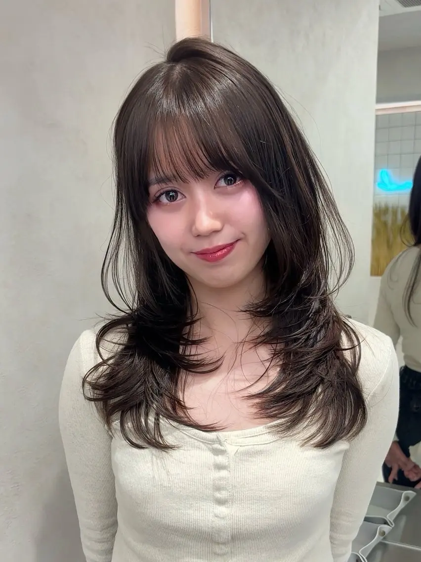 セミロング 顔まわりレイヤー 顔周りカット ハイレイヤー レイヤーカット ローレイヤー カット MOMOHA/ 🍑レイヤーカットのヘアスタイル