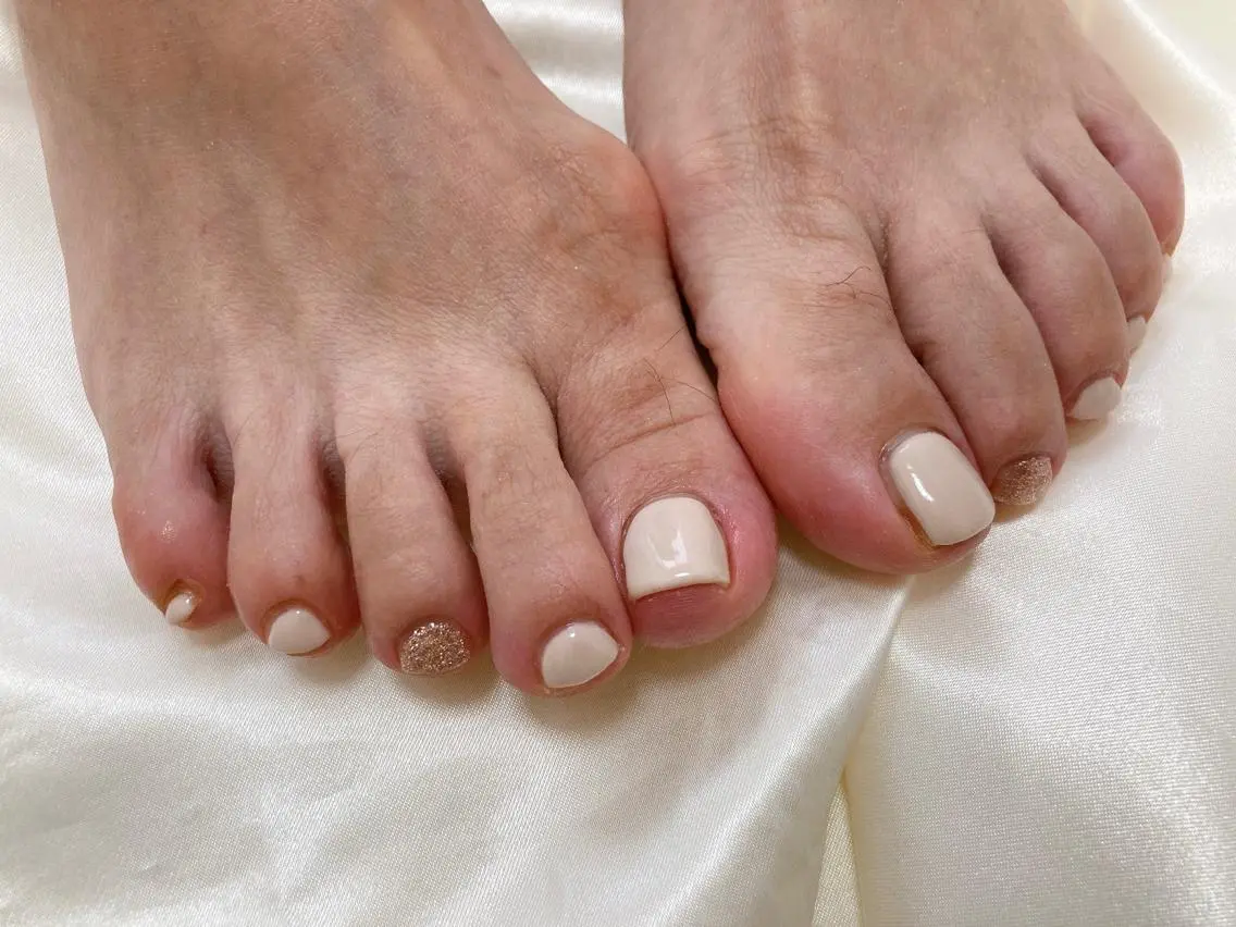ネイル ラメ(グリッター) ワンカラーネイル フットネイル mogunail &blowのネイルデザイン