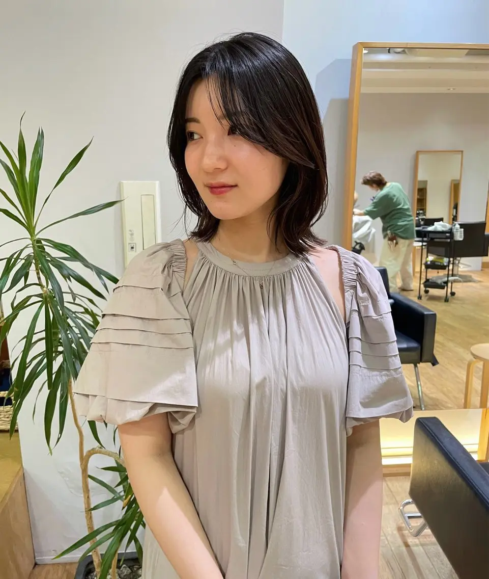 ミディアム 大橋 芽衣のヘアスタイル