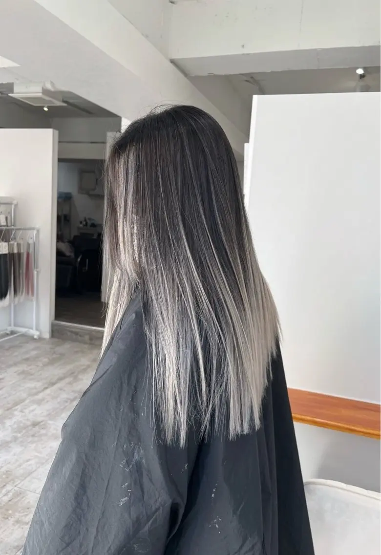 セミロング カラー バレイヤージュ シルバー ホワイトシルバー レイヤーカット 指名数No.1 /NAOYAのヘアスタイル