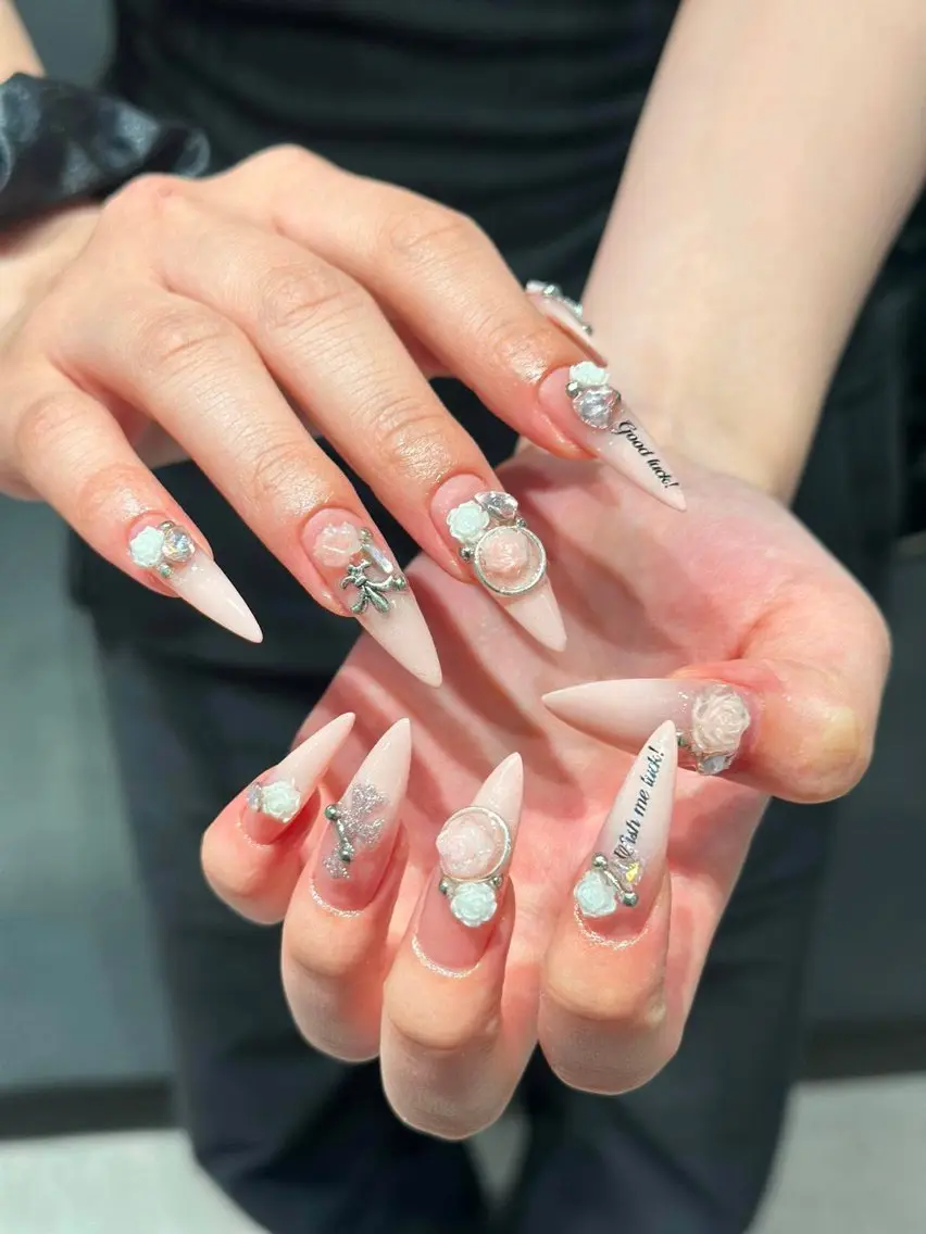 ネイル チークネイル ドット フレンチネイル グラデーション ハート ハンドネイル Eli Eli 新宿のネイルデザイン