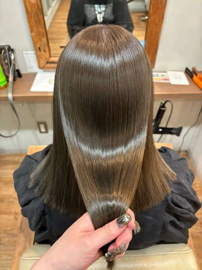 セミロング カラー ヘアカラー トリートメント あべ ゆうか🪽艶髪のヘアスタイル