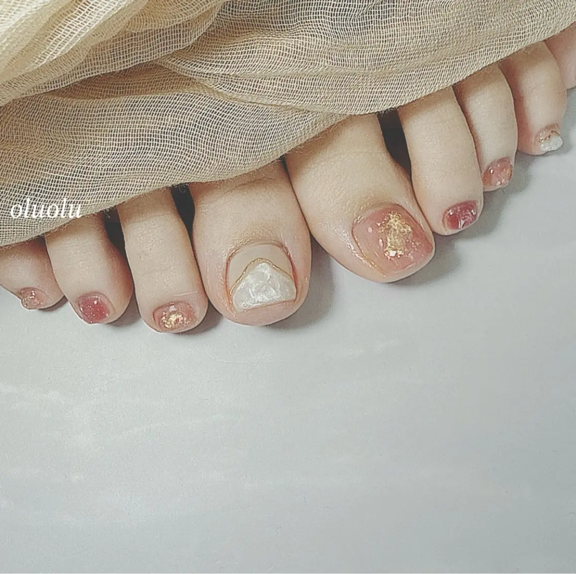 ネイル フットネイル ニュアンスネイル ぷっくりネイル 赤色 フットネイル 大村 紬華のネイルデザイン