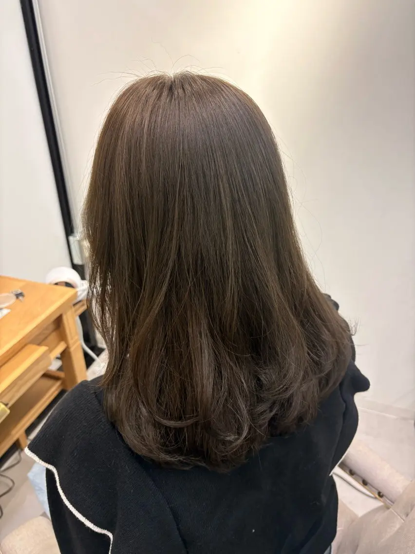 カラー ベージュカラー オリーブベージュ カット ヘアカラー ミディアムレイヤー/ 艶カラーNorikaのヘアスタイル
