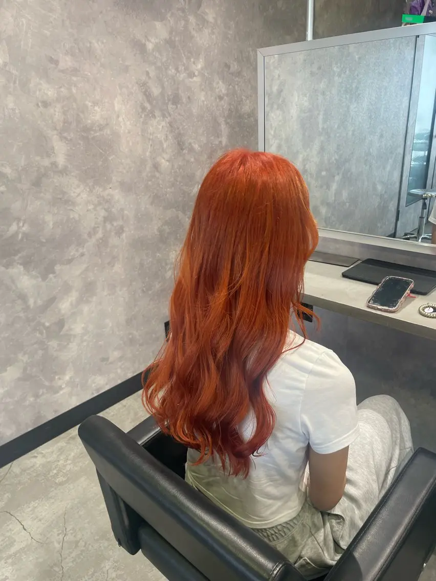 ロング カラー ブリーチ オレンジ ヘアカラー トリートメント 手塚 由佳のヘアスタイル