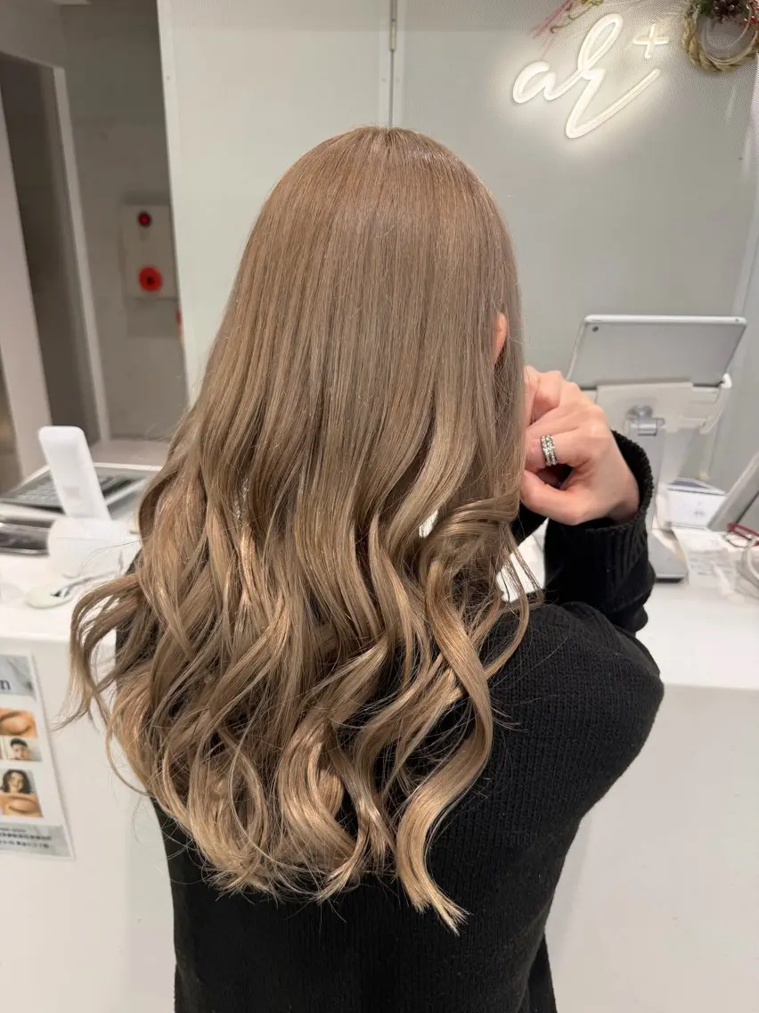 ロング カラー ベージュカラー ブリーチ ミルクティーベージュ ヘアカラー ヘアセット🎀耳つぼ 👂💎MONAMIのヘアスタイル