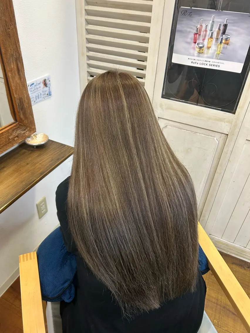 ロング ハイライト 改瀬 由衣のヘアスタイル