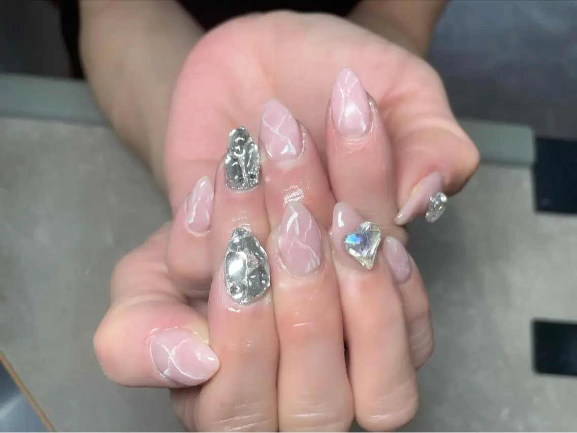 ネイル LAVISH 大和店 emi・:*+のネイルデザイン