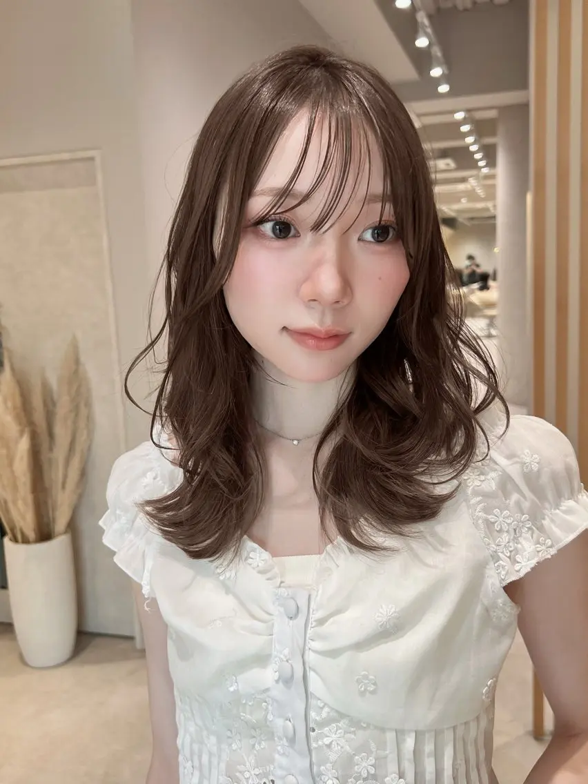 ミディアム カラー カット ヘアカラー トリートメント 興津/レイヤー/韓国 透明感カラー/縮毛のヘアスタイル