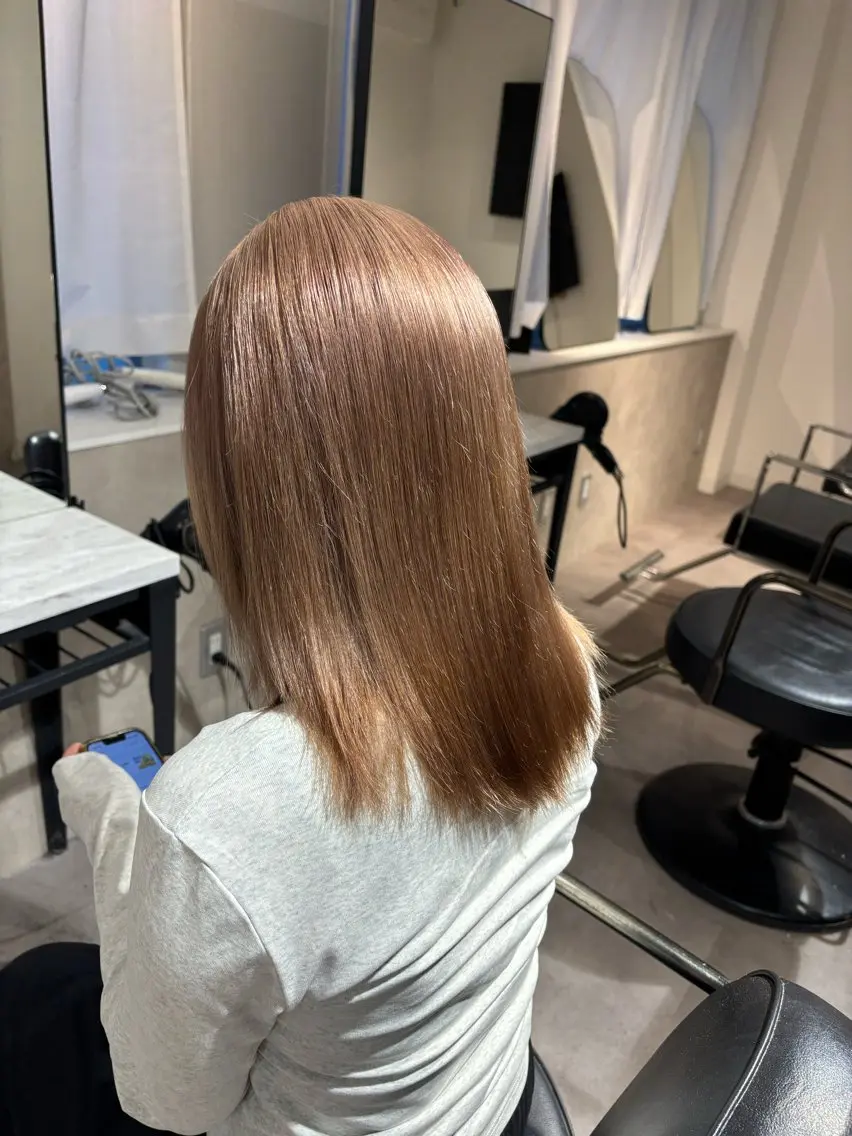 ミディアム カラー ハイトーン YONIのヘアスタイル