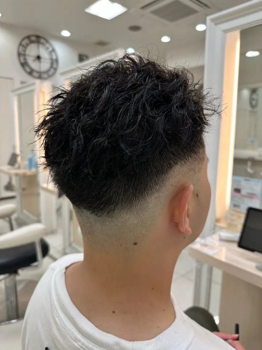 パーマ メンズ フェードカット スキンフェード カット パーマ 伊佐 愛のヘアスタイル