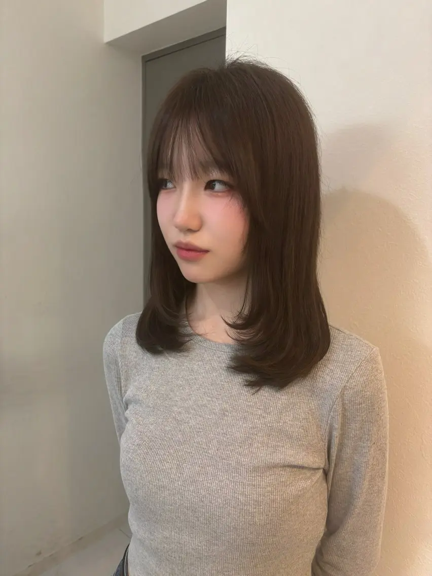 ミディアム カラー 透明感カラー グレージュ オリーブグレージュ オリーブグレー レイヤーカット レイヤー/束感まつ毛 𝐘𝐔𝐈𝐊𝐀のヘアスタイル