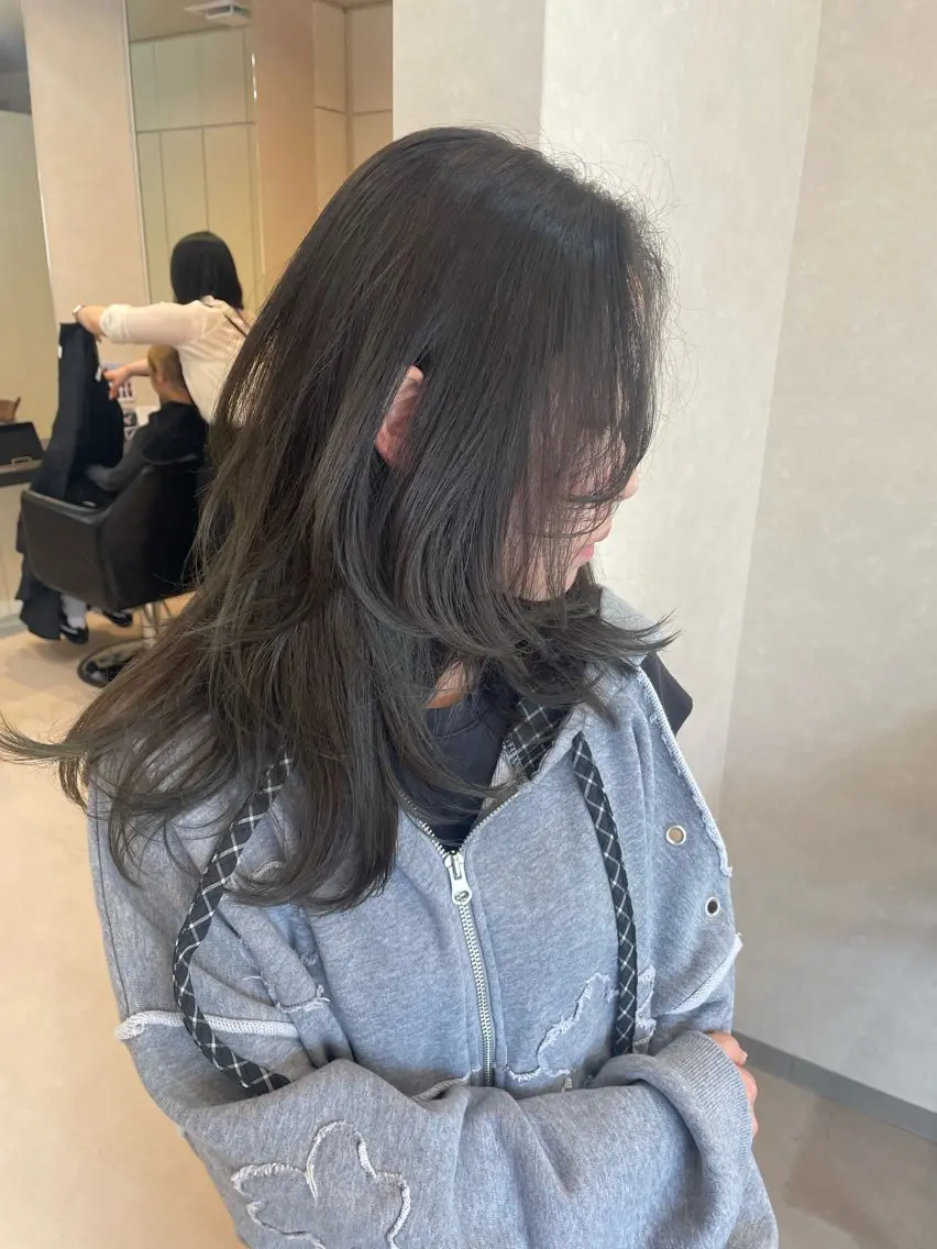 ロング カラー グレージュ オリーブグレージュ オリーブグレー ハッシュカット カット ヘアカラー トリートメント YUI/ ブリーチカラー🌷のヘアスタイル