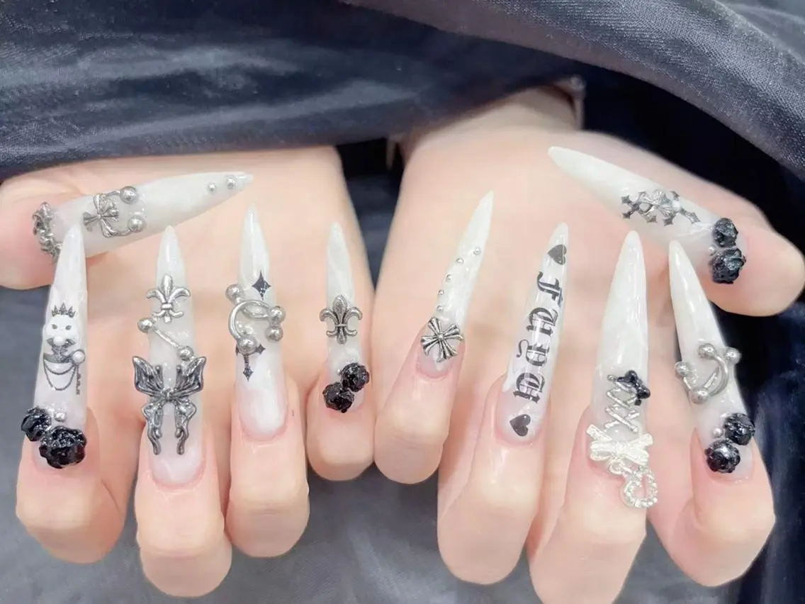 ネイル 長さ出し キラキラネイル 韓国ネイル ロングネイル マグネットネイル ハンドネイル ハンドケア Akira✨ nailのネイルデザイン
