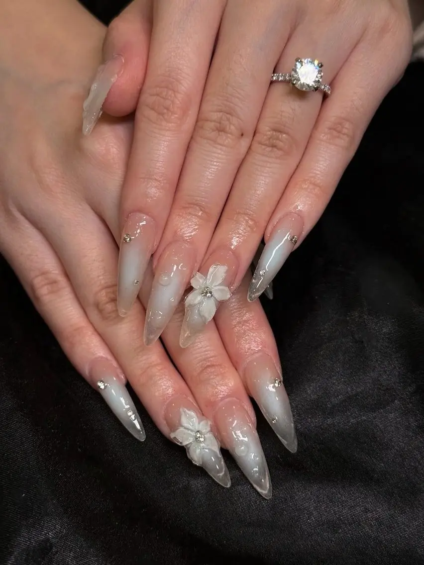 ネイル フレンチネイル ガーリー ガラスフレンチ 氷ネイル・うるうるネイル キラキラネイル ハンドネイル JOSIE nail studioのネイルデザイン
