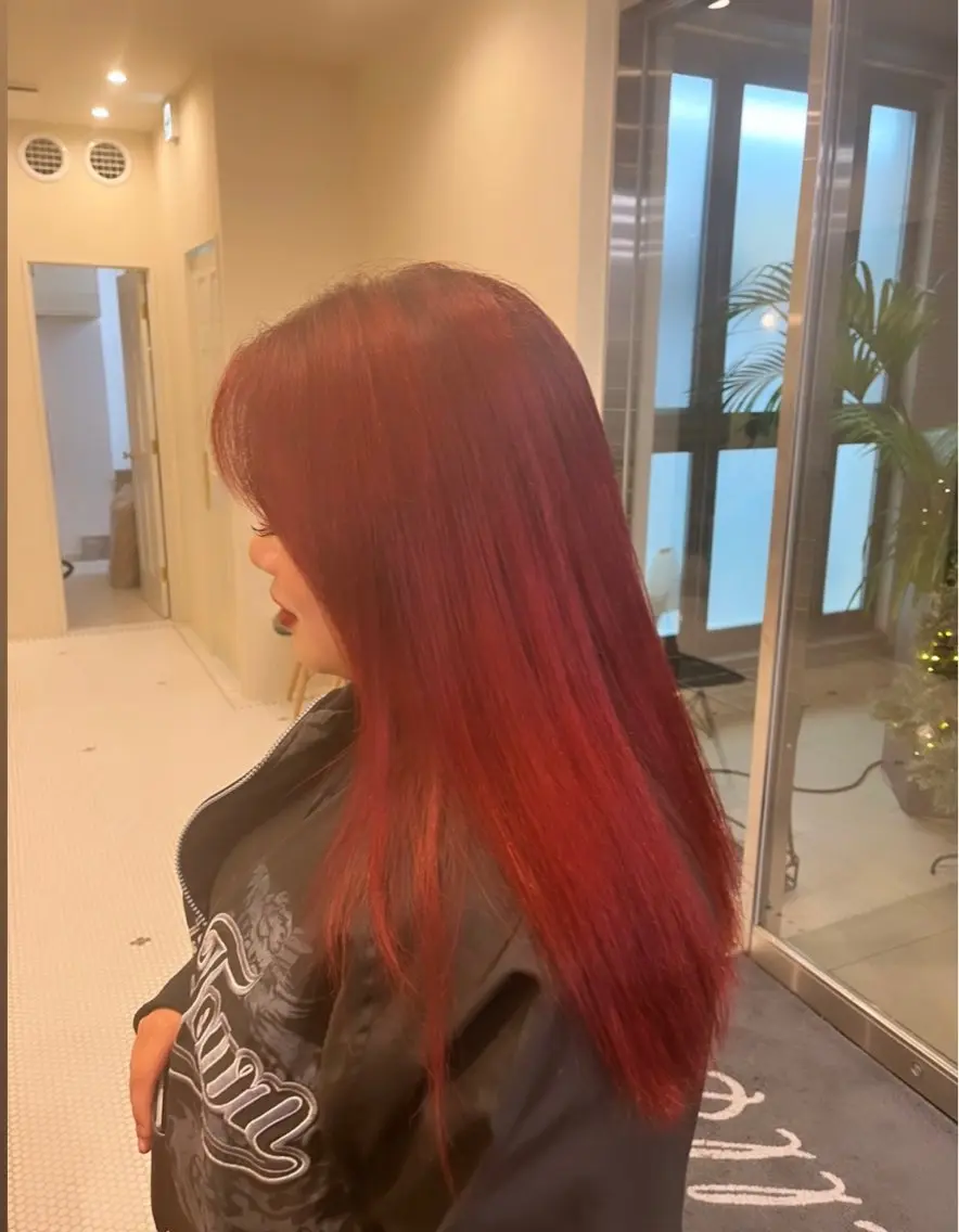 ロング カラー レッドカラー ヘアカラー トリートメント りく　レイヤーカット ケアブリーチのヘアスタイル