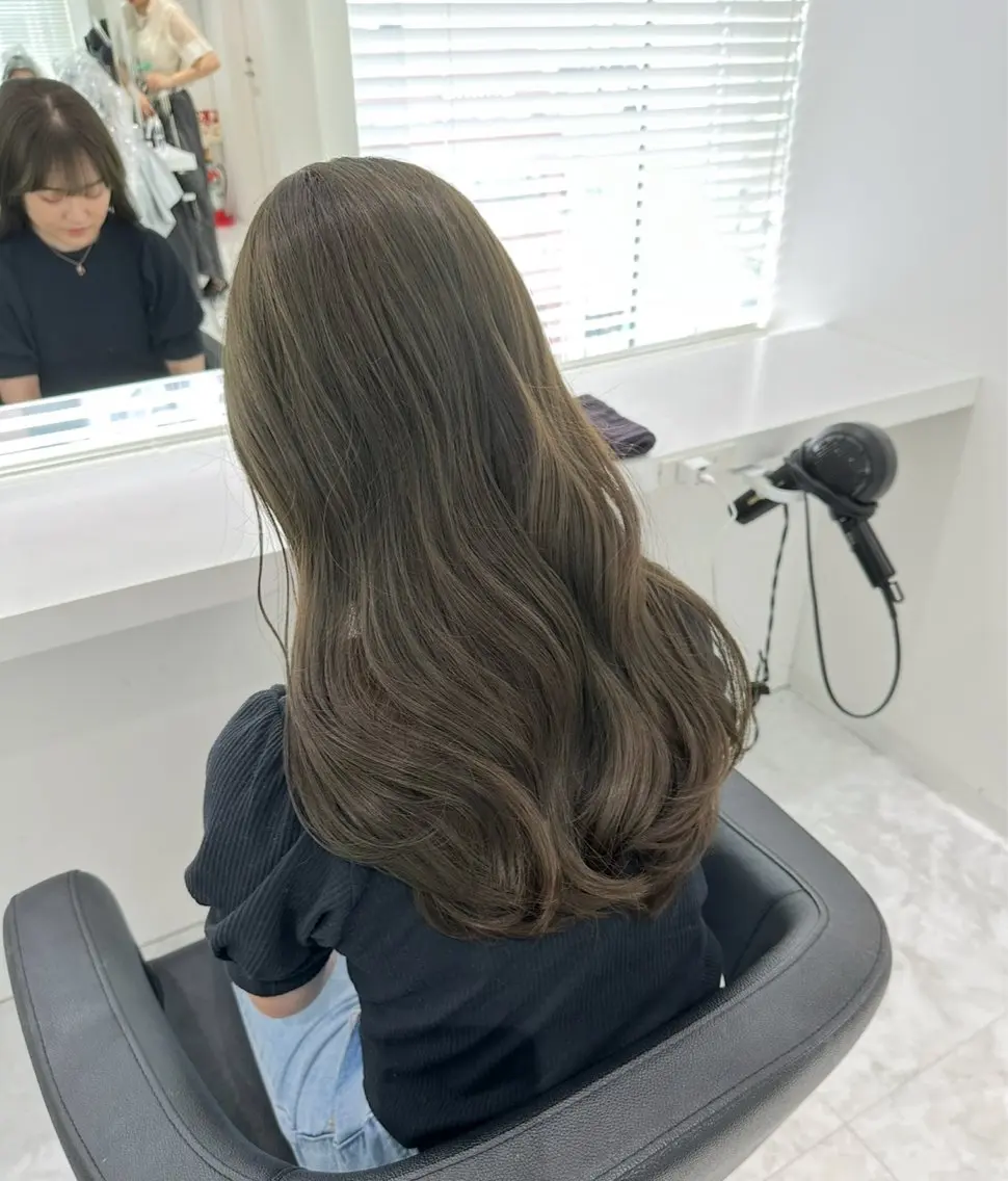 ロング カラー ヘアアレンジ ベージュカラー 透明感カラー オリーブベージュ 🫧モテる💗ダメー ジレスハイトーン🫧のヘアスタイル
