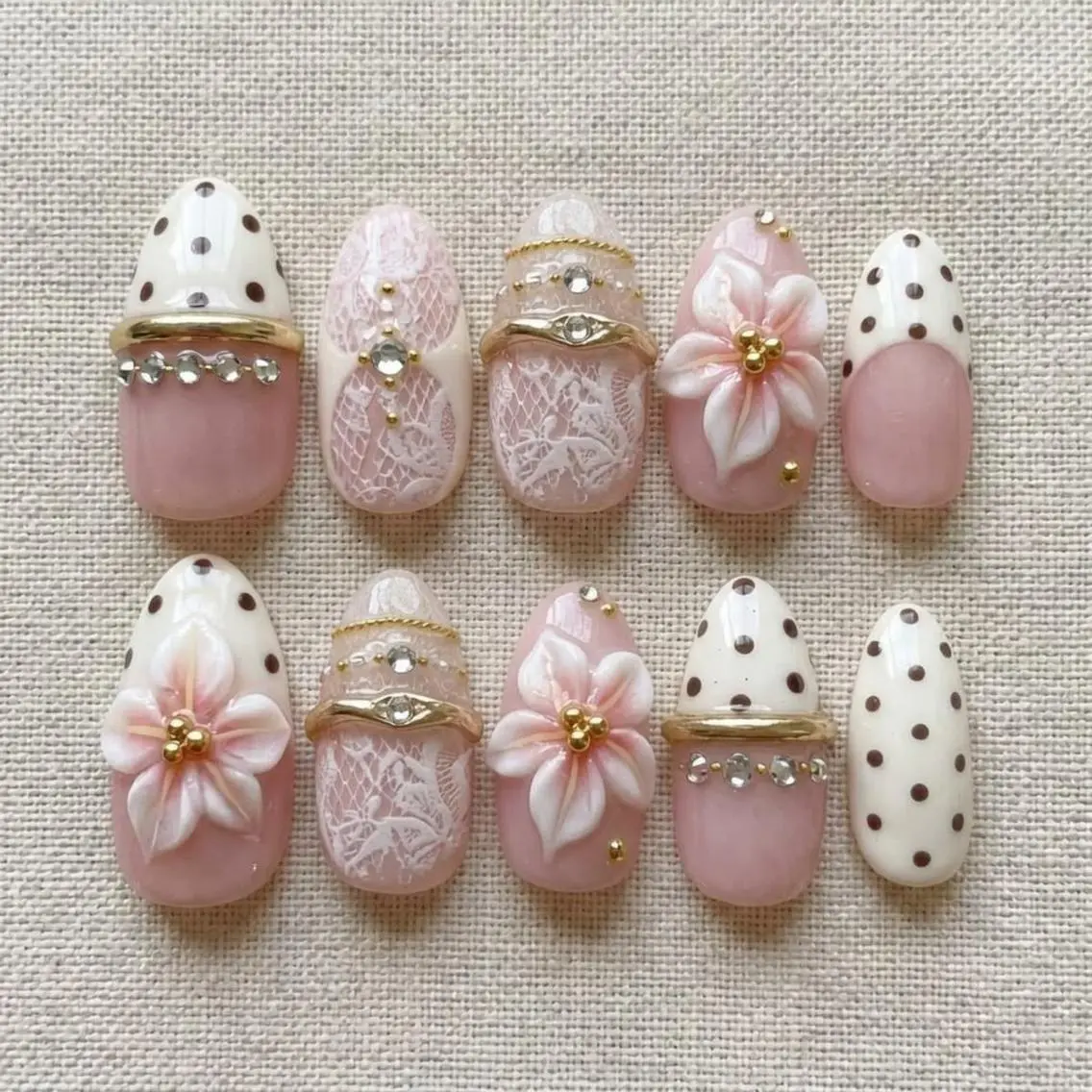 ネイル ブルー 長さ出し フラワーネイル キラキラネイル 韓国ネイル ハンドネイル Blingg NailStudioのネイルデザイン
