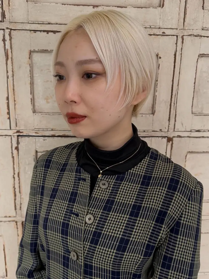 ショート カラー 抜きっぱなしブロンド ブロンド ホワイトブロンド カット ヘアカラー RorriM natsuのヘアスタイル