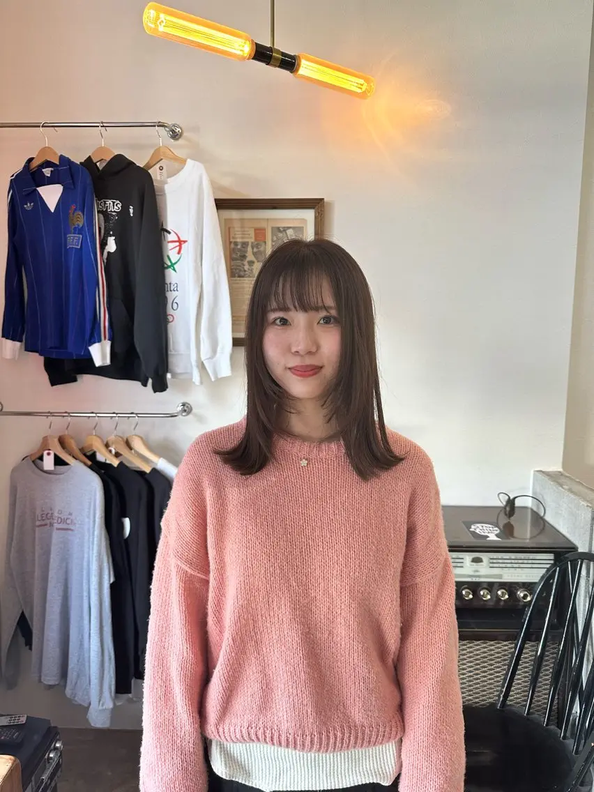 セミロング カラー 顔まわりレイヤー 顔周りカット レイヤーカット 岩村 夏姫のヘアスタイル