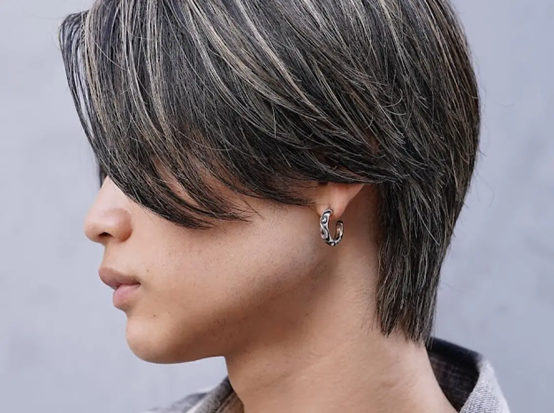 ミディアム パーマ メンズ センターパート ヘアカラー fifth park 六反穂 龍介のヘアスタイル