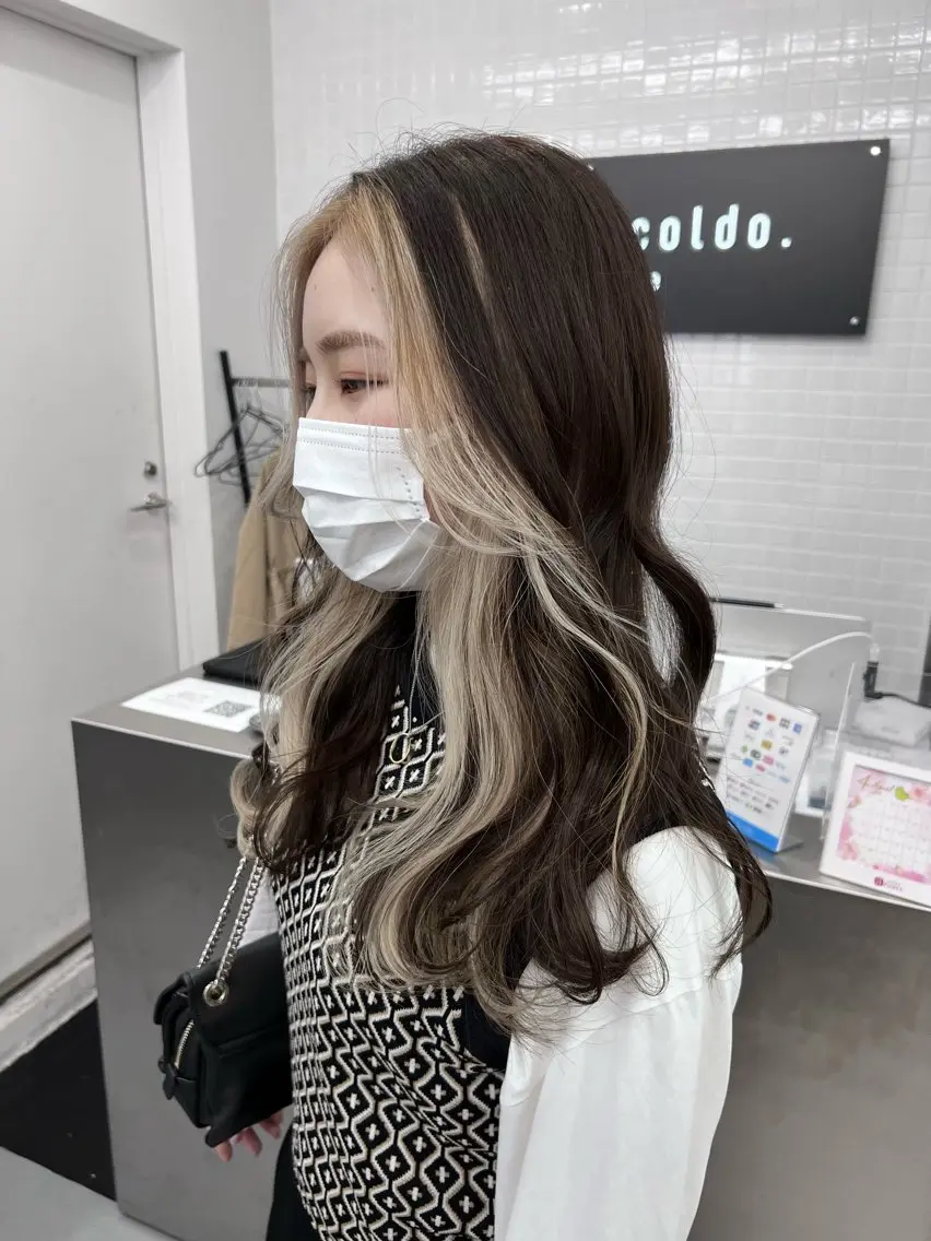 セミロング カラー ベージュカラー ブリーチ インナーカラー ホワイトベージュ ヘアカラー トリートメント ベイリコルド　アトリ 店長　宮城一真のヘアスタイル