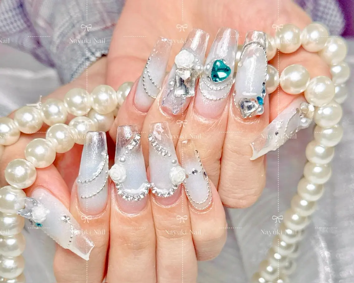ネイル 🦋 Queenieのネイルデザイン