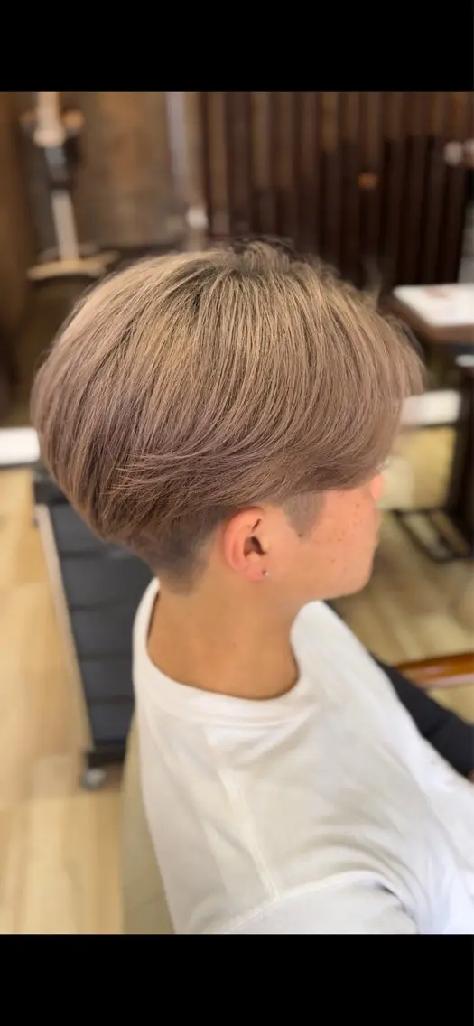 カラー メンズ メンズブリーチ センターパート ベージュカラー ブリーチ ミルクティーベージュ 亀井 慎太郎のヘアスタイル