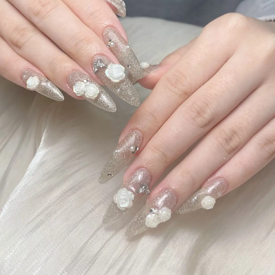 ネイル チークネイル フレンチネイル ジェルネイル ガーリー キラキラネイル ハンドネイル UM Nail Salonのネイルデザイン