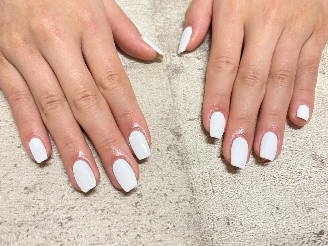ネイル ワンカラーネイル ホワイト ハンドネイル mogunail &blowのネイルデザイン