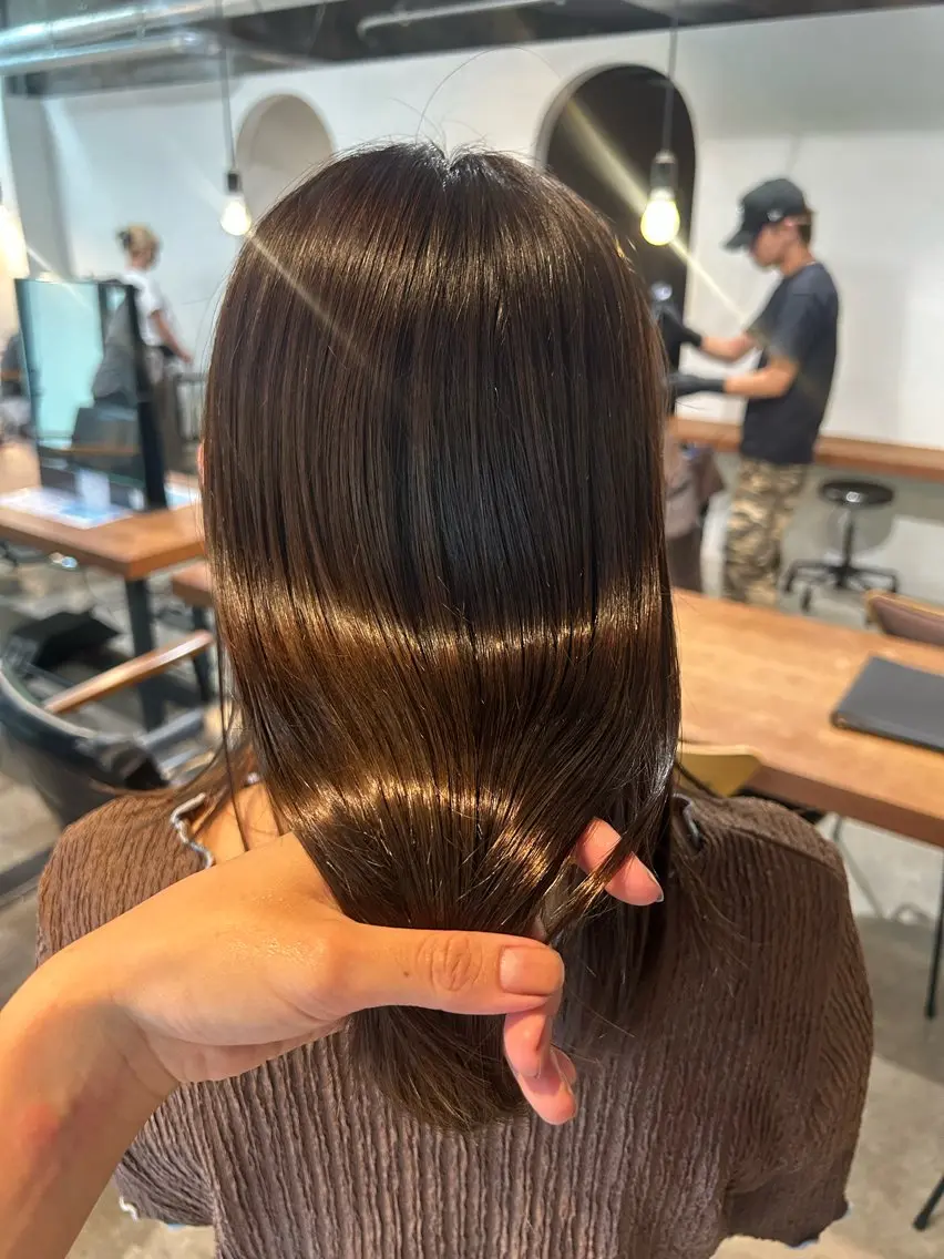 セミロング カラー アッシュ グレージュ 髪質改善 カット ヘアカラー トリートメント twig 山田 永嶋芽衣のヘアスタイル