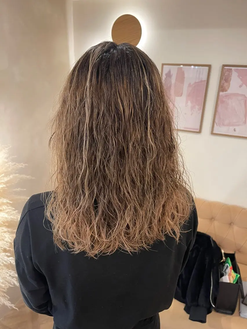 ロング 市原亮/塩釜口/ ツイスパ/波巻きのヘアスタイル