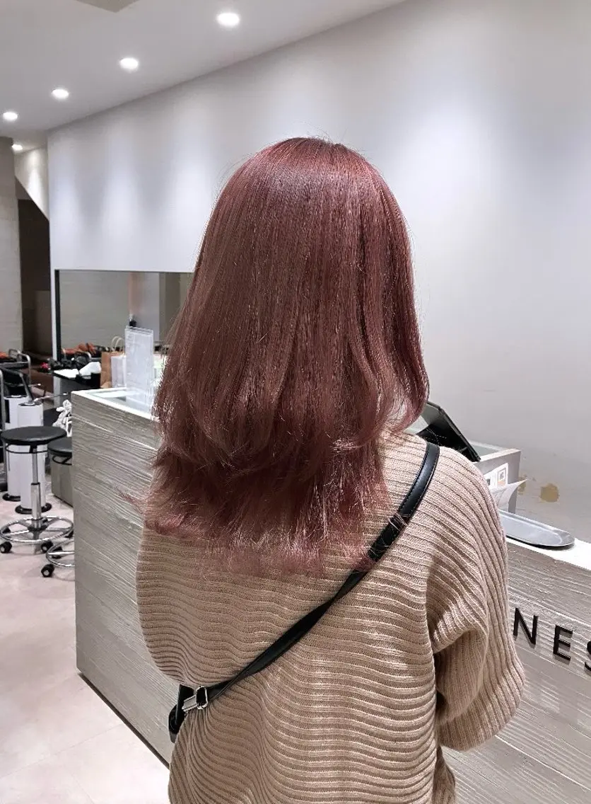 ロング カラー ベージュカラー ハイトーンカラー ピンクカラー ピンクベージュ サキ🤍ハイトーン 🪩レイヤーカットのヘアスタイル